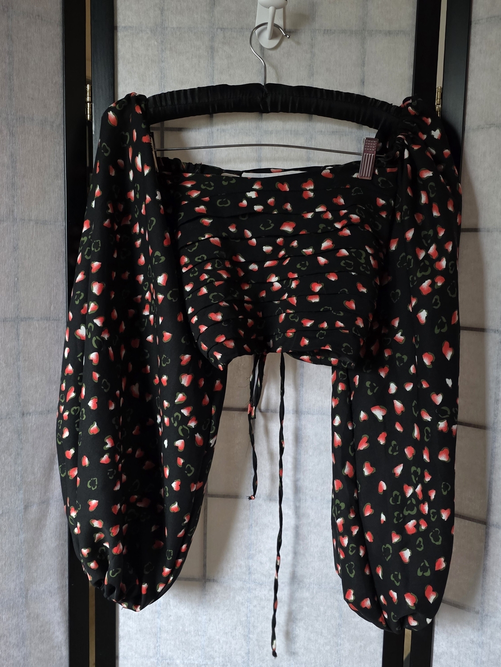 Romantic Black Strawberry-Print Women's Cropped Blouse with Puff Sleeves